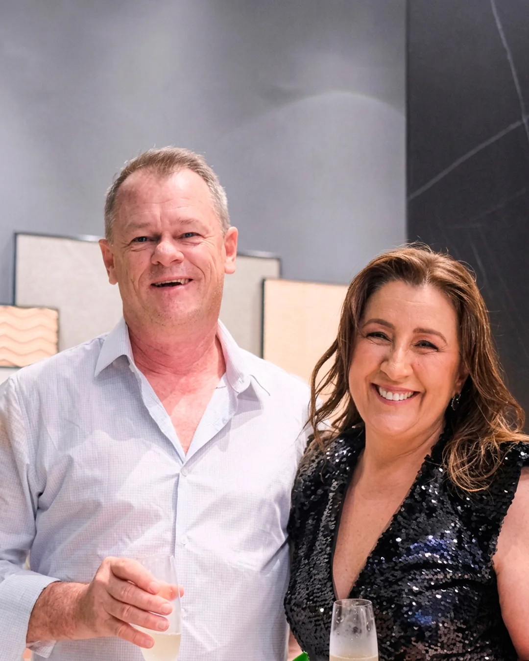 Arlindo e Dila, fundadores da Neo Reveste, no showroom da loja